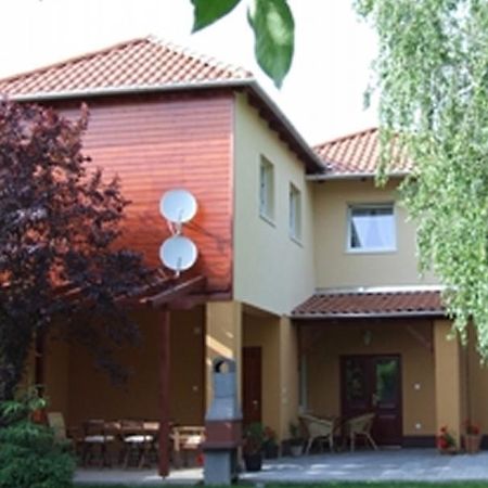 Ilona Apartmanhaz โคมารม ภายนอก รูปภาพ