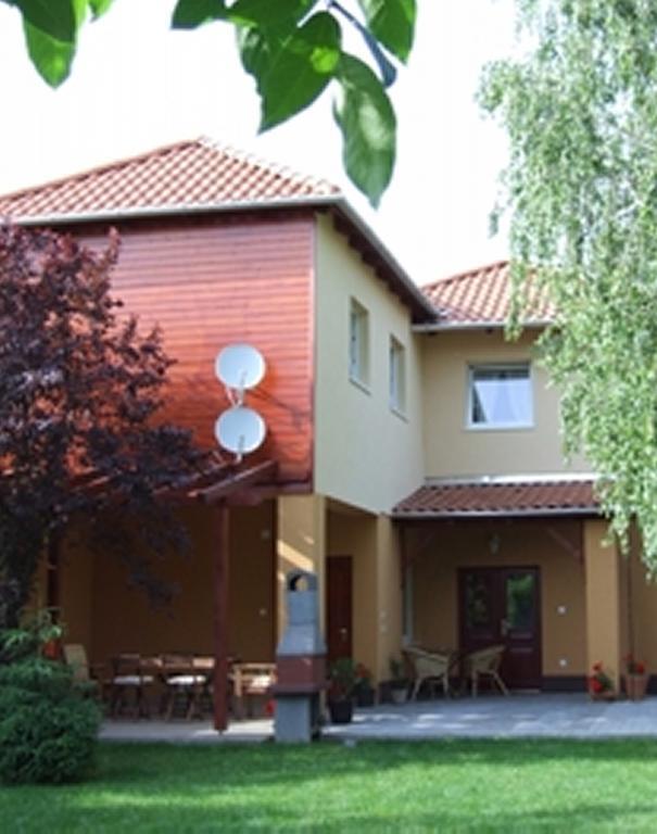 Ilona Apartmanhaz โคมารม ภายนอก รูปภาพ