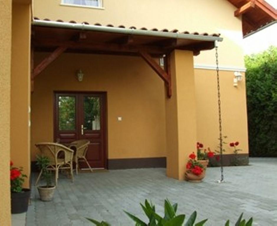 Ilona Apartmanhaz โคมารม ภายนอก รูปภาพ