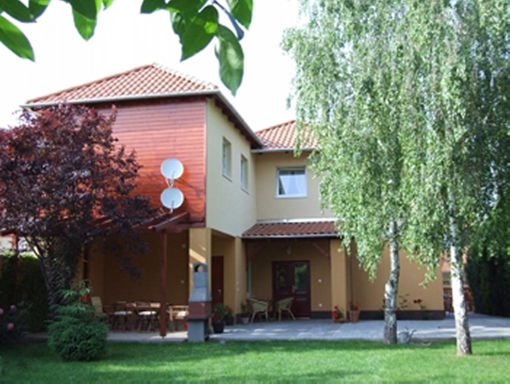 Ilona Apartmanhaz โคมารม ภายนอก รูปภาพ