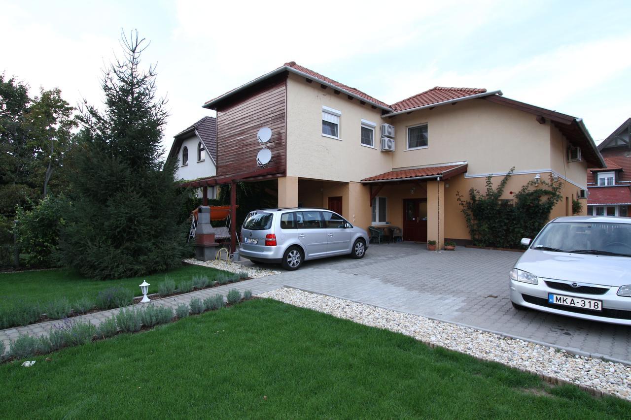 Ilona Apartmanhaz โคมารม ภายนอก รูปภาพ